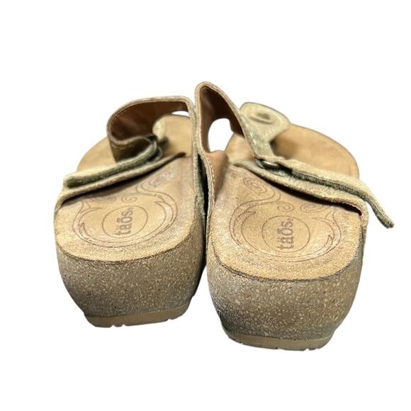 Taos Women's Lucy Thong Wedge Sandals Size 7-7.5 Brown Flower Embossed Suede - Picture 4 of 9